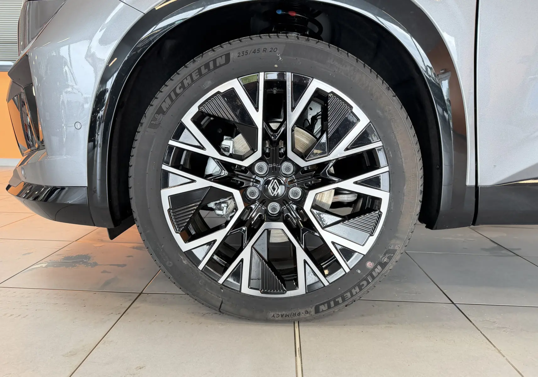 Gros plan sur la jante alliage 20 pouces bicolore du Renault Austral E-Tech 200 Esprit Alpine gris schiste, côté avant droit.