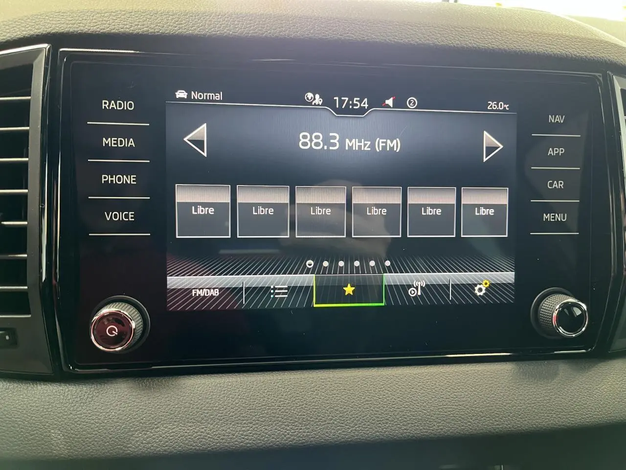 Écran tactile central du Skoda Karoq 2025 affichant la radio FM 88.3 MHz avec commandes latérales visibles