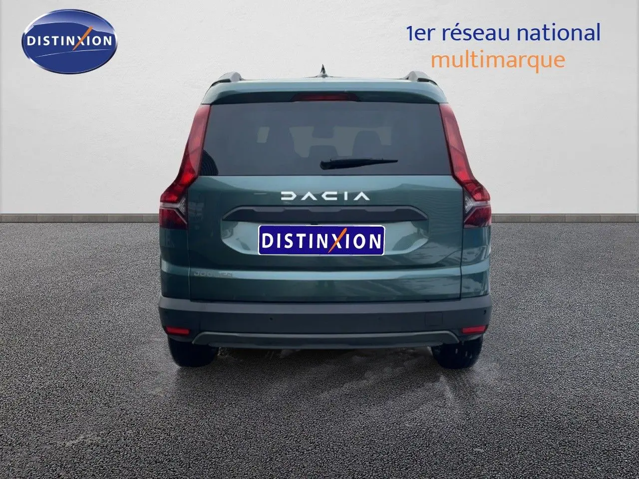 Vue arrière d'un Dacia Jogger 2025 vert cèdre métal avec feux arrière verticaux et logo DACIA bien visible.