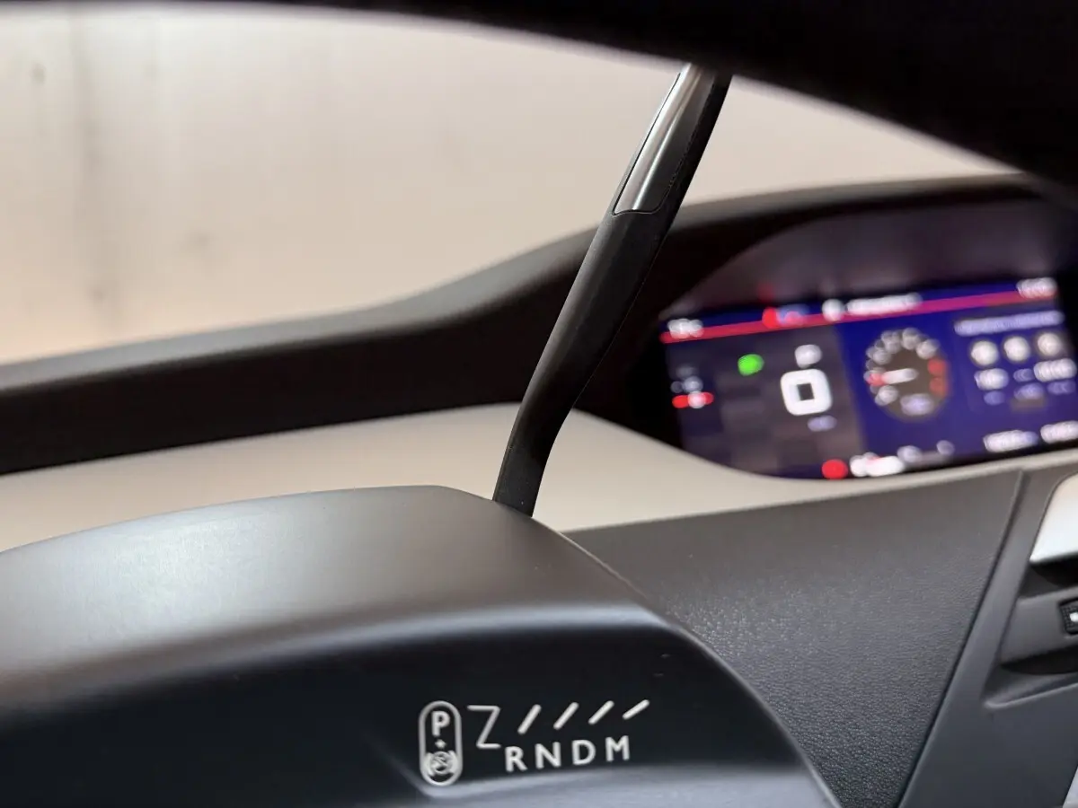 Gros plan sur le levier de vitesses automatique noir avec affichage digital du tableau de bord flou en arrière-plan, intérieur Citroën C4 Spacetourer.