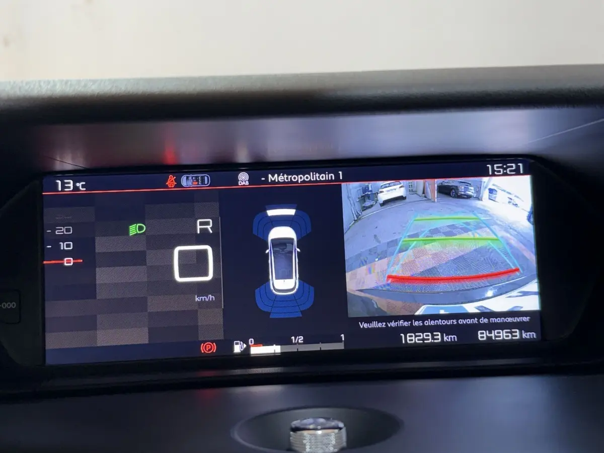 Affichage numérique du tableau de bord du Citroën C4 Spacetourer noir, vue en gros plan sur caméra de recul et indicateurs.