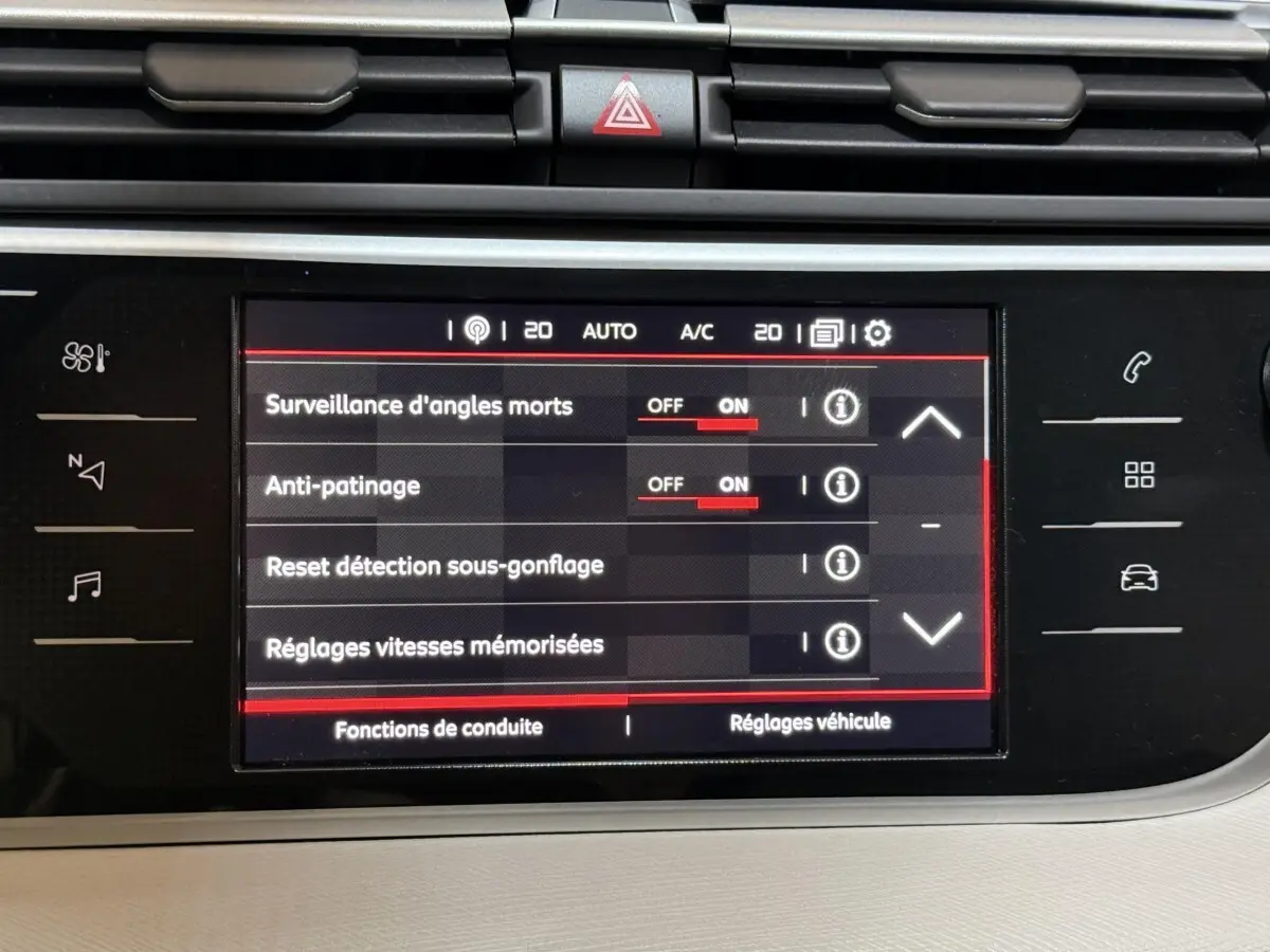 Écran tactile central du tableau de bord du Citroën C4 Spacetourer noir, affichant les réglages d'aides à la conduite.