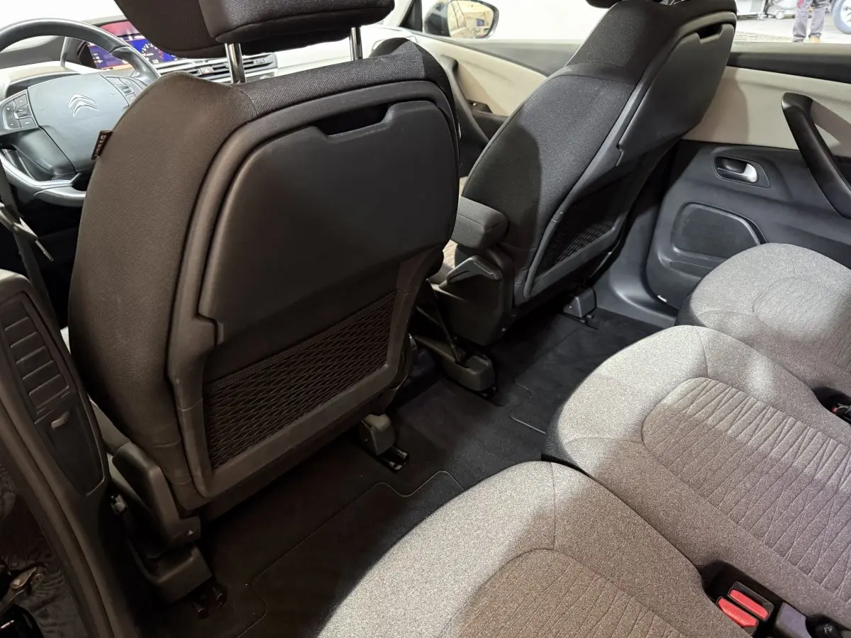 Vue intérieure arrière côté droit du Citroën C4 Spacetourer 2020, sièges tissu gris et tableau de bord visible.