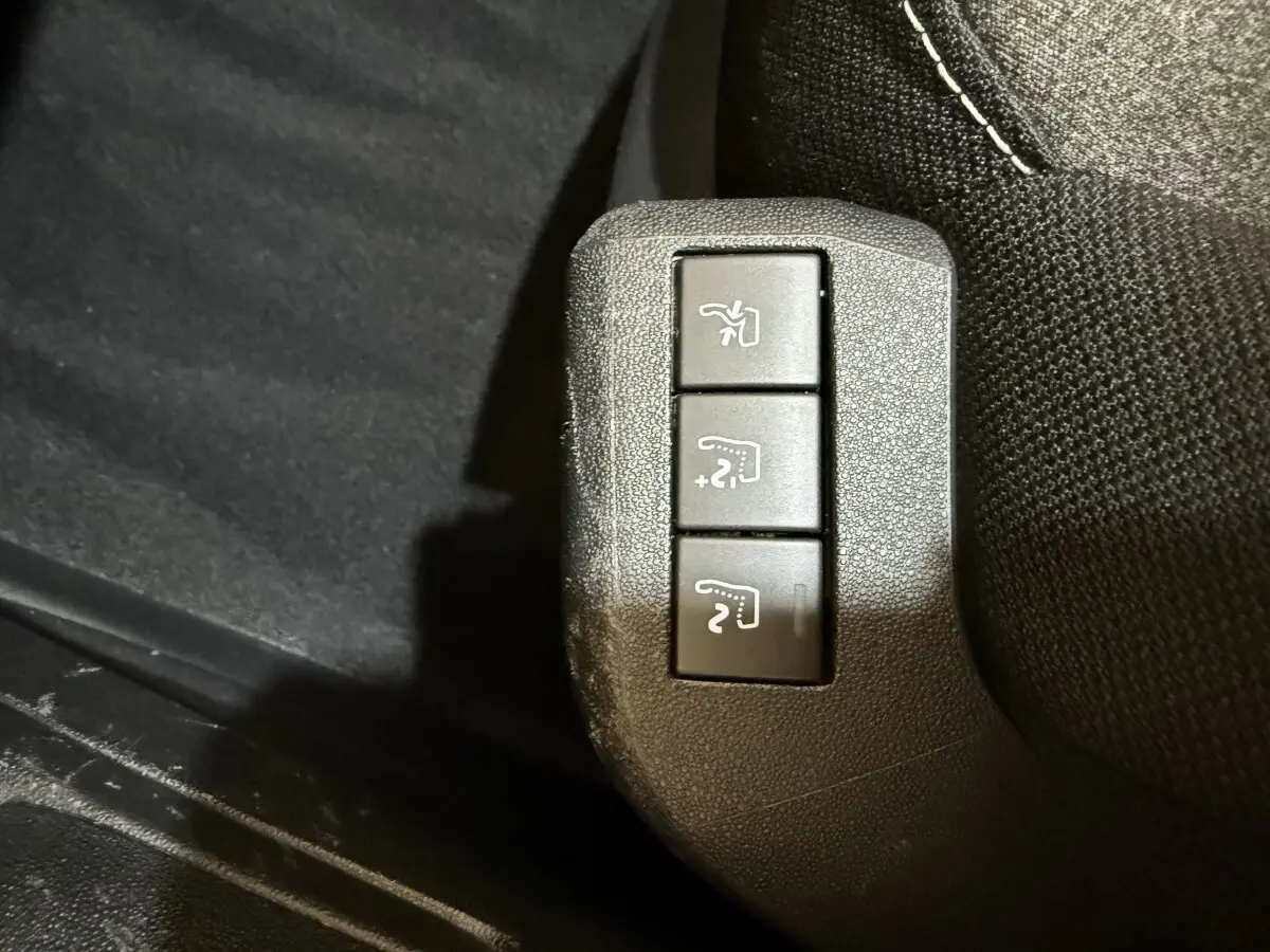 Gros plan sur les boutons de réglage des sièges arrière du Citroën C4 Spacetourer noir, détail intérieur côté droit.