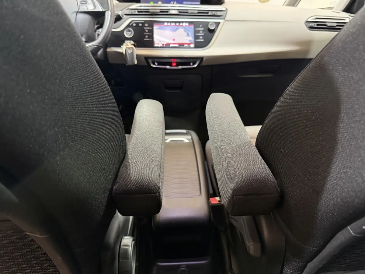 Vue intérieure avant centrée sur les accoudoirs entre les sièges noirs du Citroën C4 Spacetourer 2020.