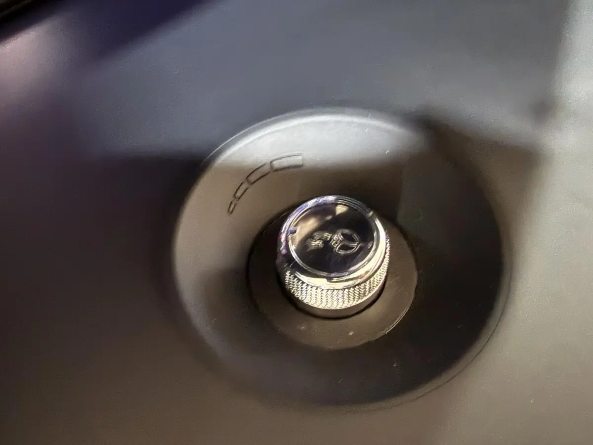 Gros plan sur le bouton de démarrage rotatif chromé du Citroën C4 Spacetourer noir, intérieur tableau de bord.