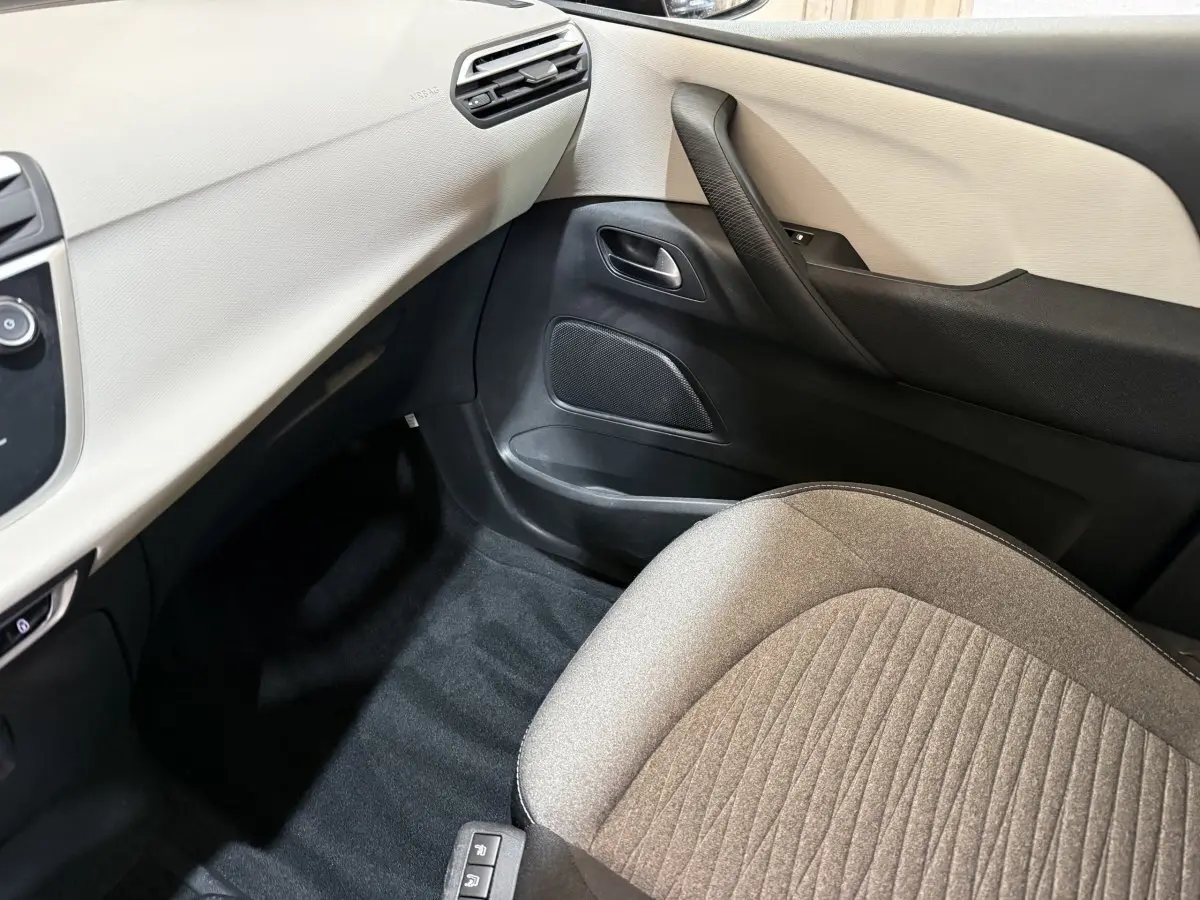 Vue intérieure côté passager avant du Citroën C4 Spacetourer 2020, avec siège beige et tableau de bord clair.