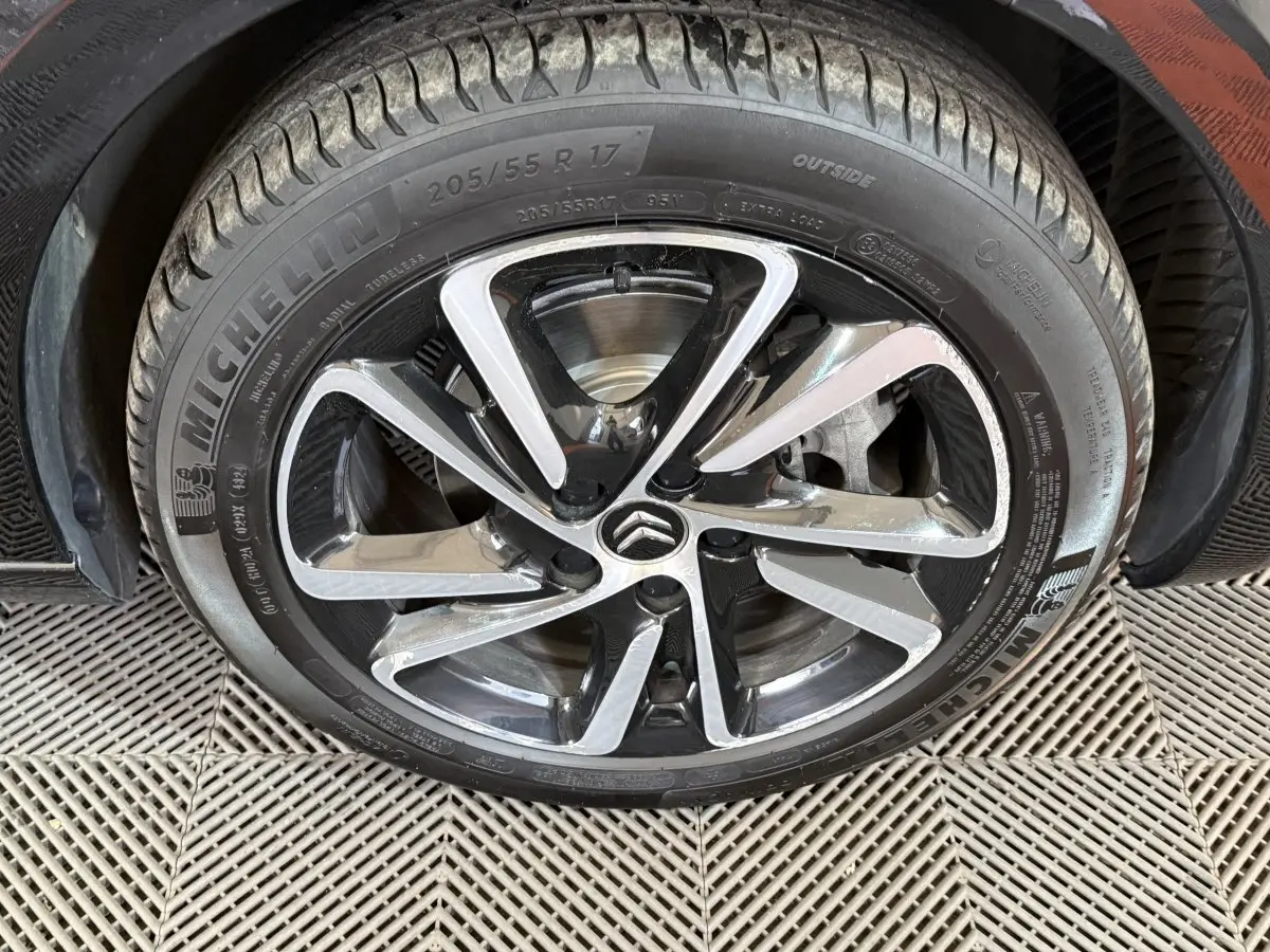 Gros plan sur la jante alliage bicolore et pneu Michelin d'une Citroën C4 Spacetourer noire, vue de côté.
