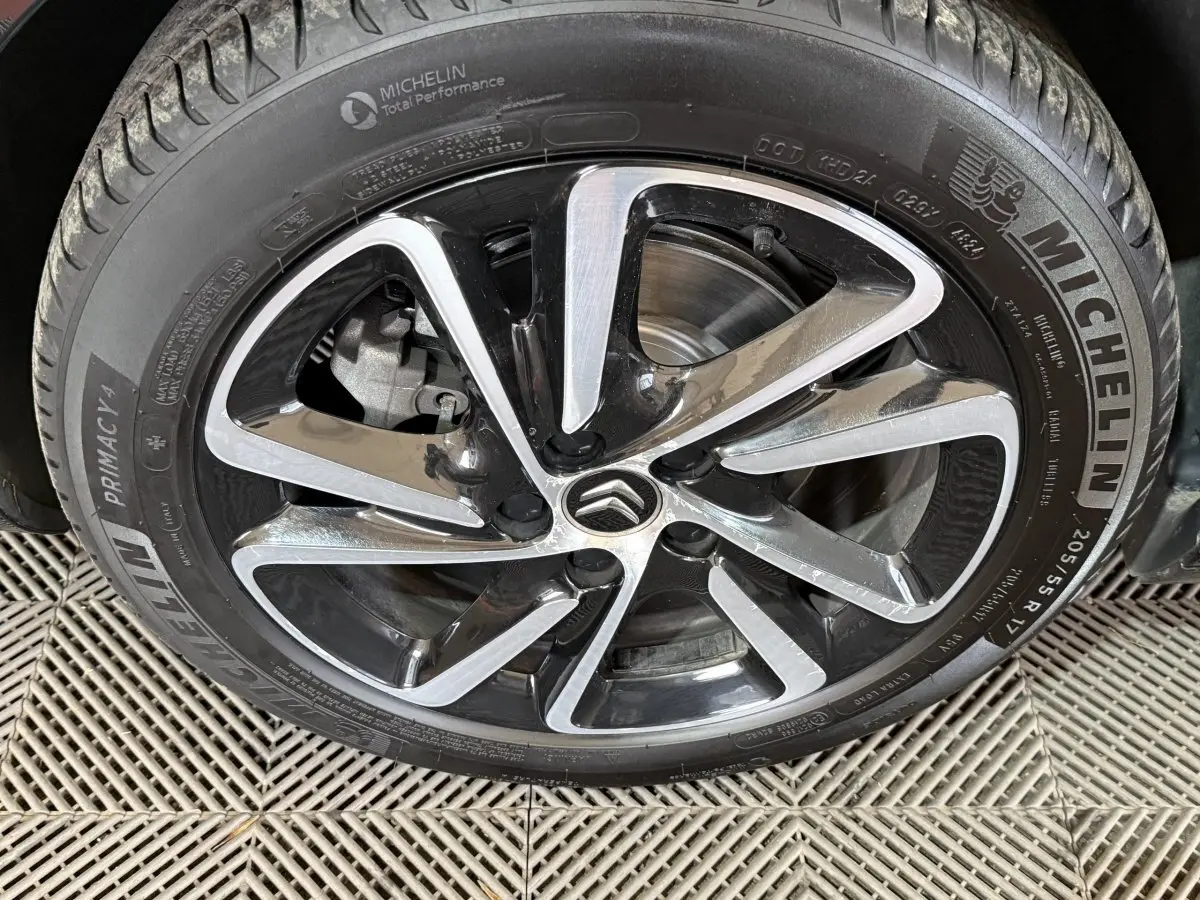 Gros plan sur la jante alliage bicolore noire et argentée avec logo Citroën au centre, montée sur pneu Michelin.