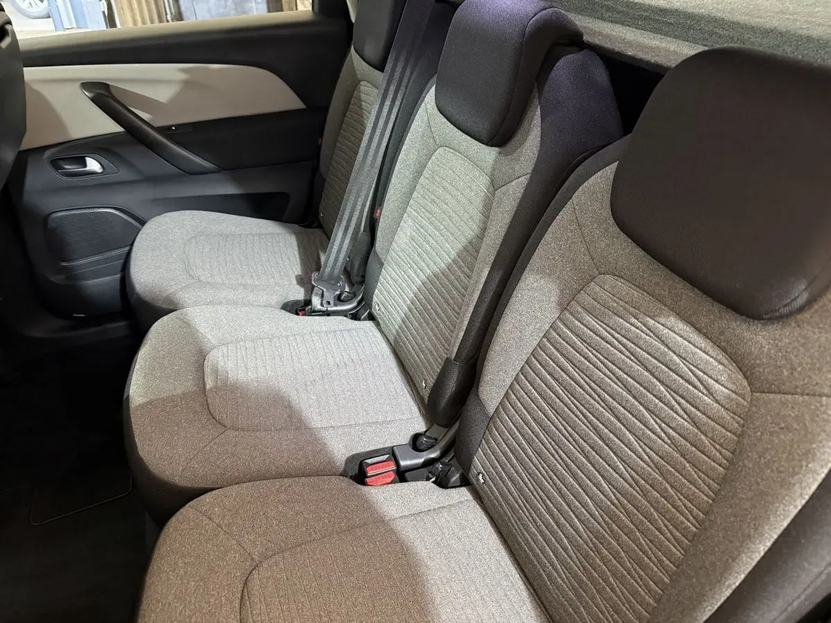Vue de côté droit sur les sièges arrière gris tissu du Citroën C4 Spacetourer 2020 noir, avec ceintures et appuie-têtes.