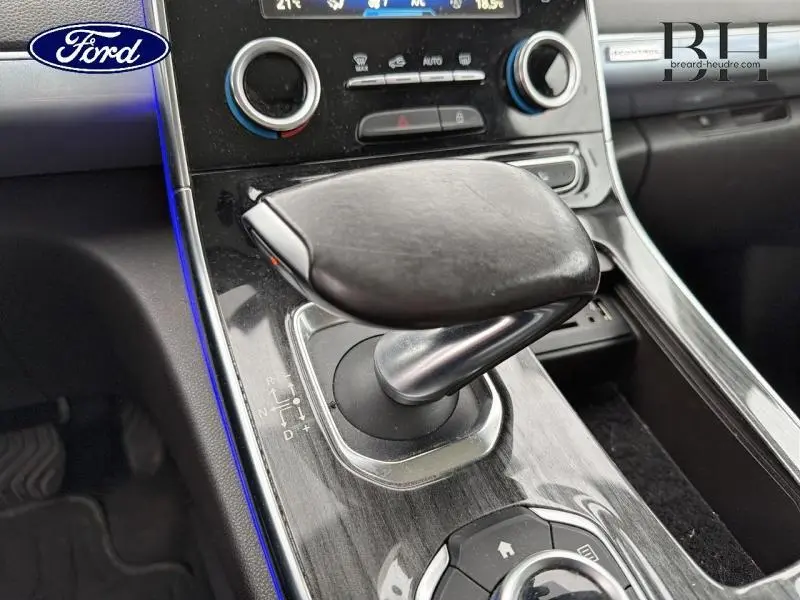 Le levier de vitesses automatique en cuir noir du Renault Espace blanc vu en gros plan intérieur.