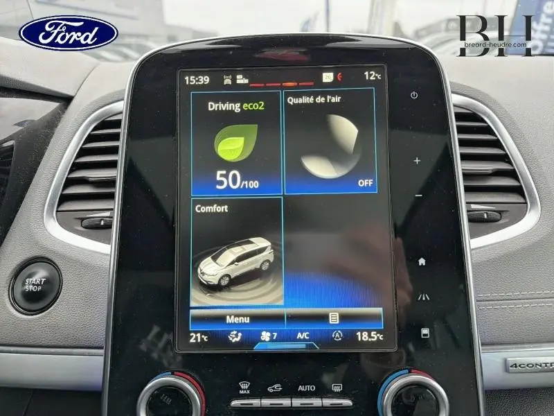 Vue rapprochée de l’écran tactile central du tableau de bord du Renault Espace blanc, affichant les réglages de conduite et confort.