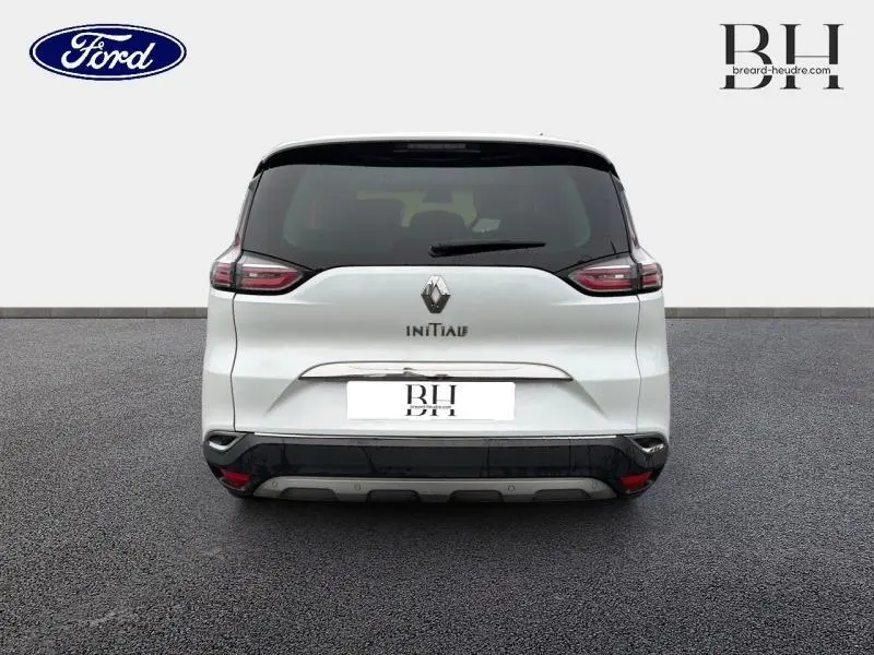 Vue arrière d'un Renault Espace Initiale Paris blanc Glacier avec hayon noir et feux arrière LED distinctifs.