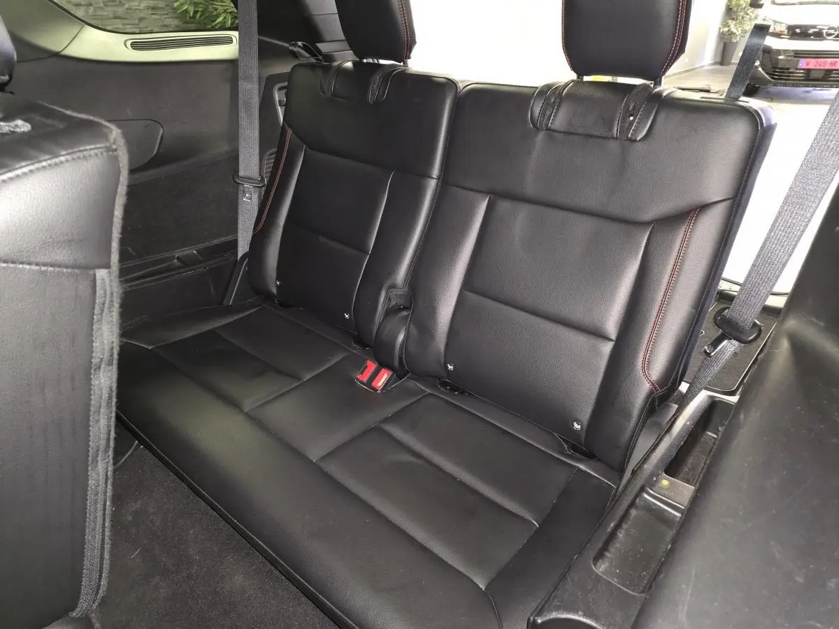 Vue intérieure sur la banquette arrière en cuir noir avec surpiqûres rouges du Ford Explorer gris 2020.