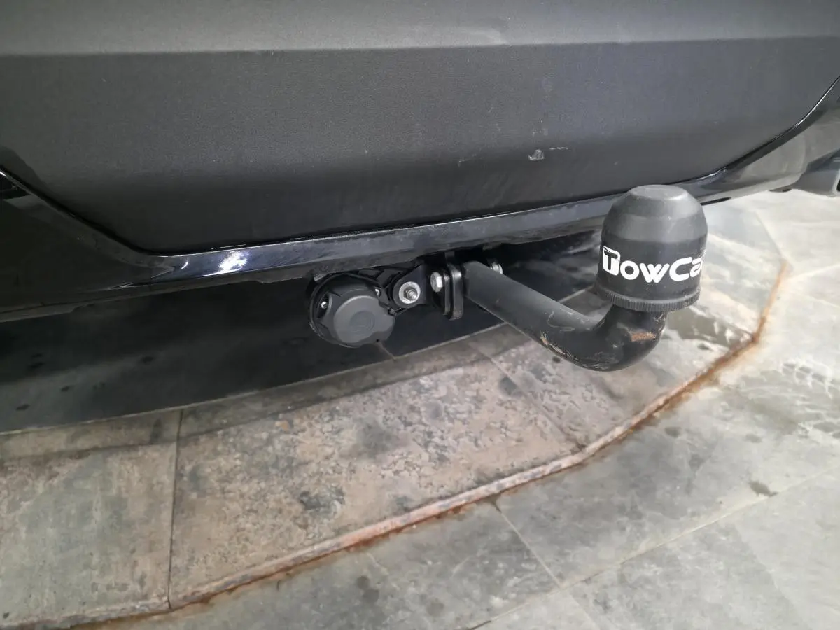 Gros plan sur l'attelage noir avec capuchon TowCar fixé à l'arrière d'un Ford Explorer gris.