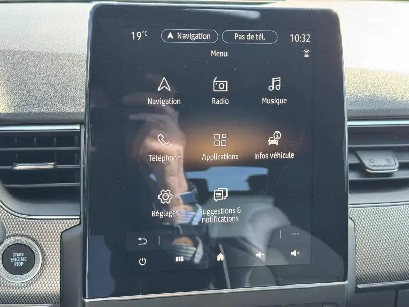 Écran tactile central du tableau de bord du Renault Arkana noir métal, affichant le menu multimédia.