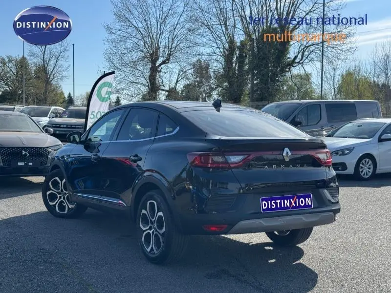 Renault Arkana noir métal en 3/4 arrière droit, mettant en valeur ses feux LED et ses jantes alu distinctives.