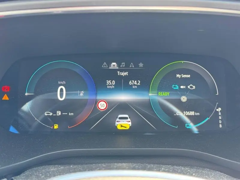 Tableau de bord numérique du Renault Arkana noir métal 2023 affichant vitesse, autonomie et mode hybride My Sense.