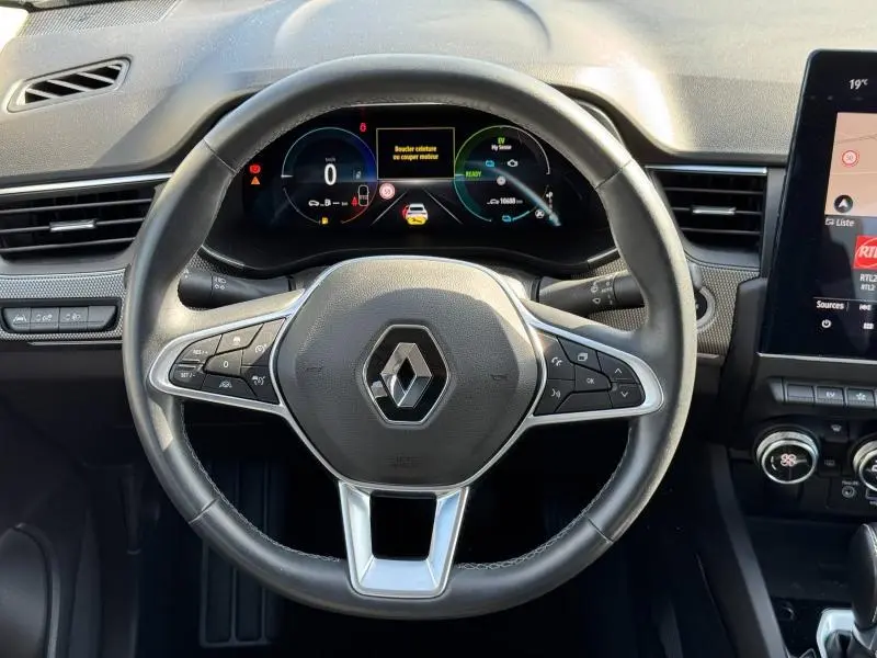 Vue centrée sur le volant multifonction noir et le tableau de bord numérique de la Renault Arkana 2023.