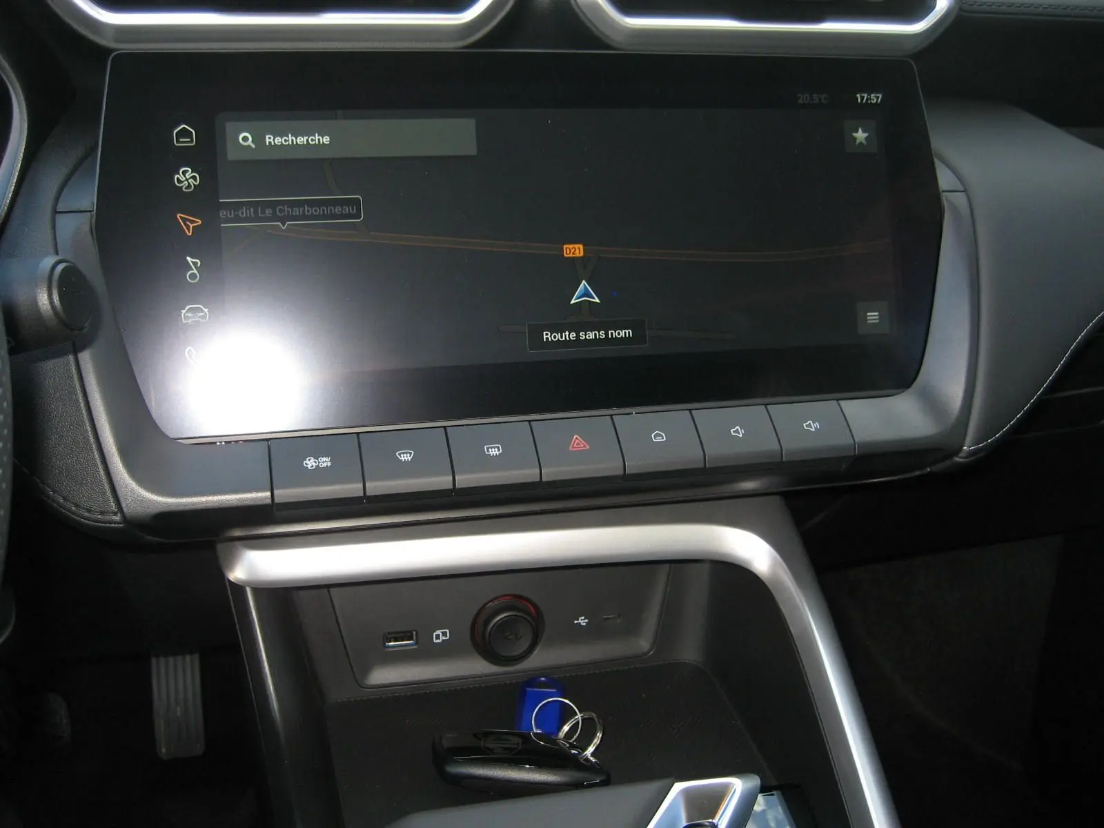 Vue rapprochée de la console centrale du MG ZS 1.5 HYBRID+197 Luxury 2026, écran tactile et clés posées.