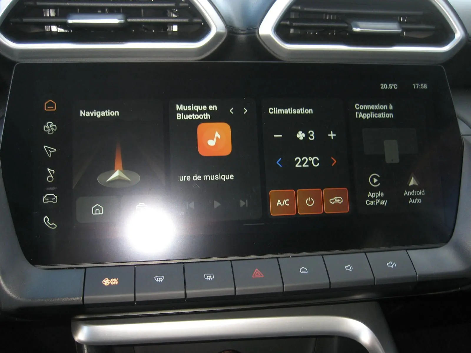 Écran tactile central du tableau de bord du MG ZS blanc 2026, affichant navigation, musique Bluetooth et climatisation.