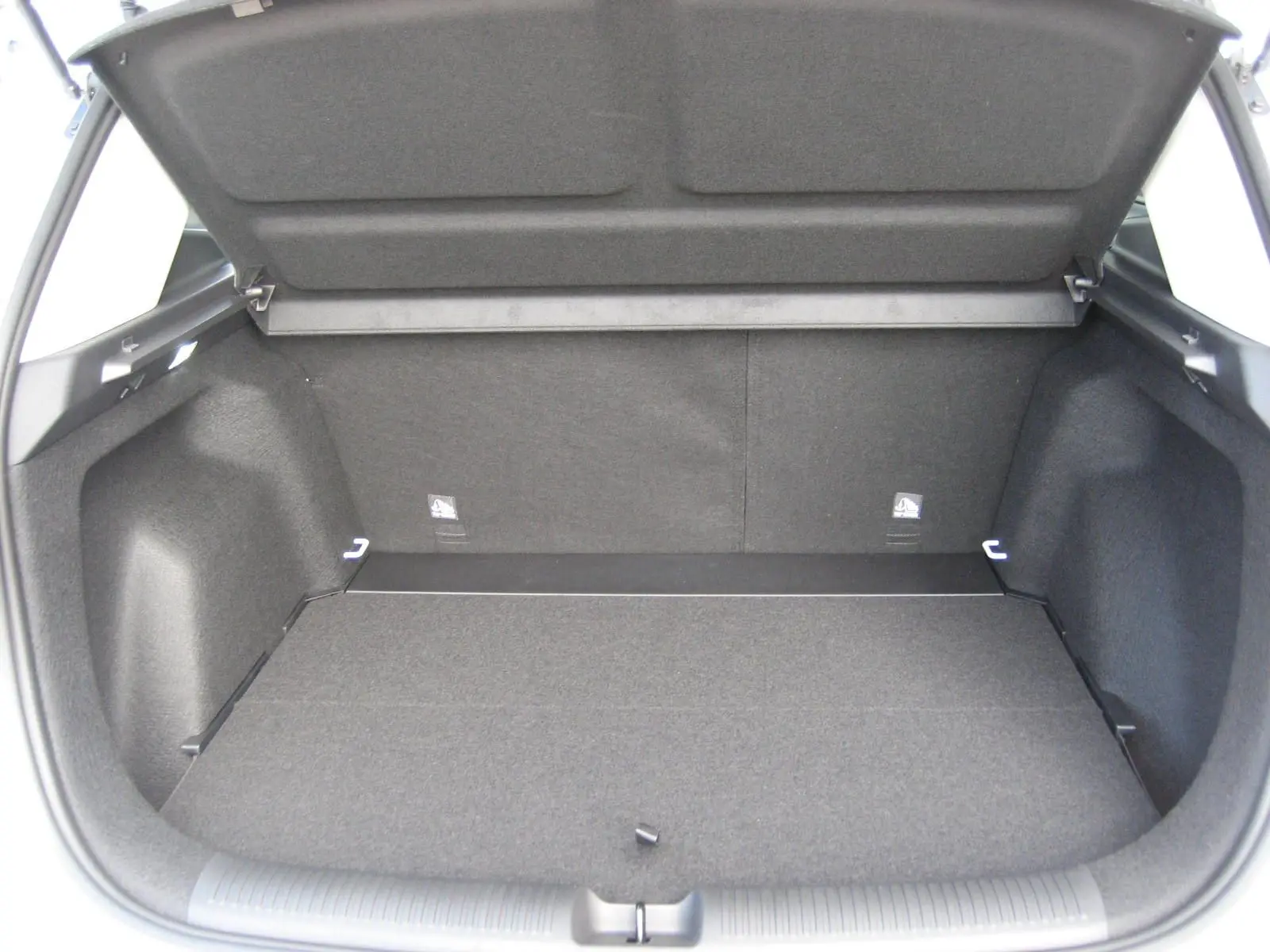 Coffre ouvert vu de l'arrière, intérieur spacieux et noir du MG MOTOR MG ZS 1.5 HYBRID+197 LUXURY blanc.