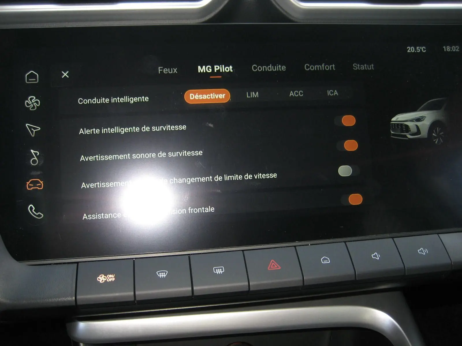 Écran tactile intérieur du MG ZS 1.5 HYBRID+197 LUXURY montrant les options d'assistance à la conduite.