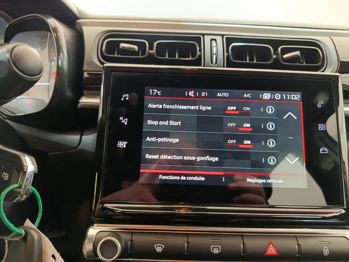 Vue rapprochée de l’écran tactile central de la Citroën C3 blanche 2022 affichant les réglages d’aide à la conduite.