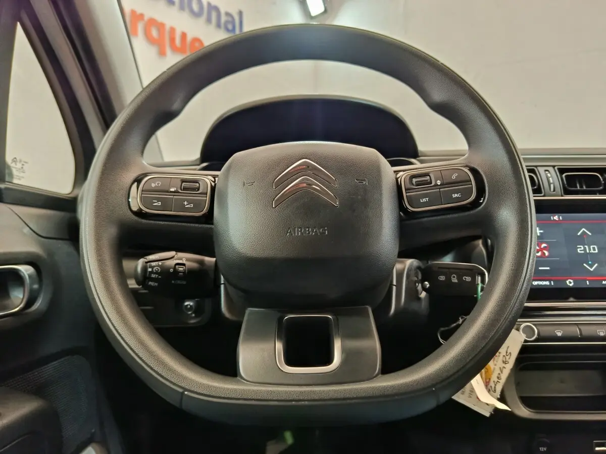 Vue centrée sur le volant multifonctions noir de la Citroën C3 2022, avec tableau de bord et écran tactile visibles.