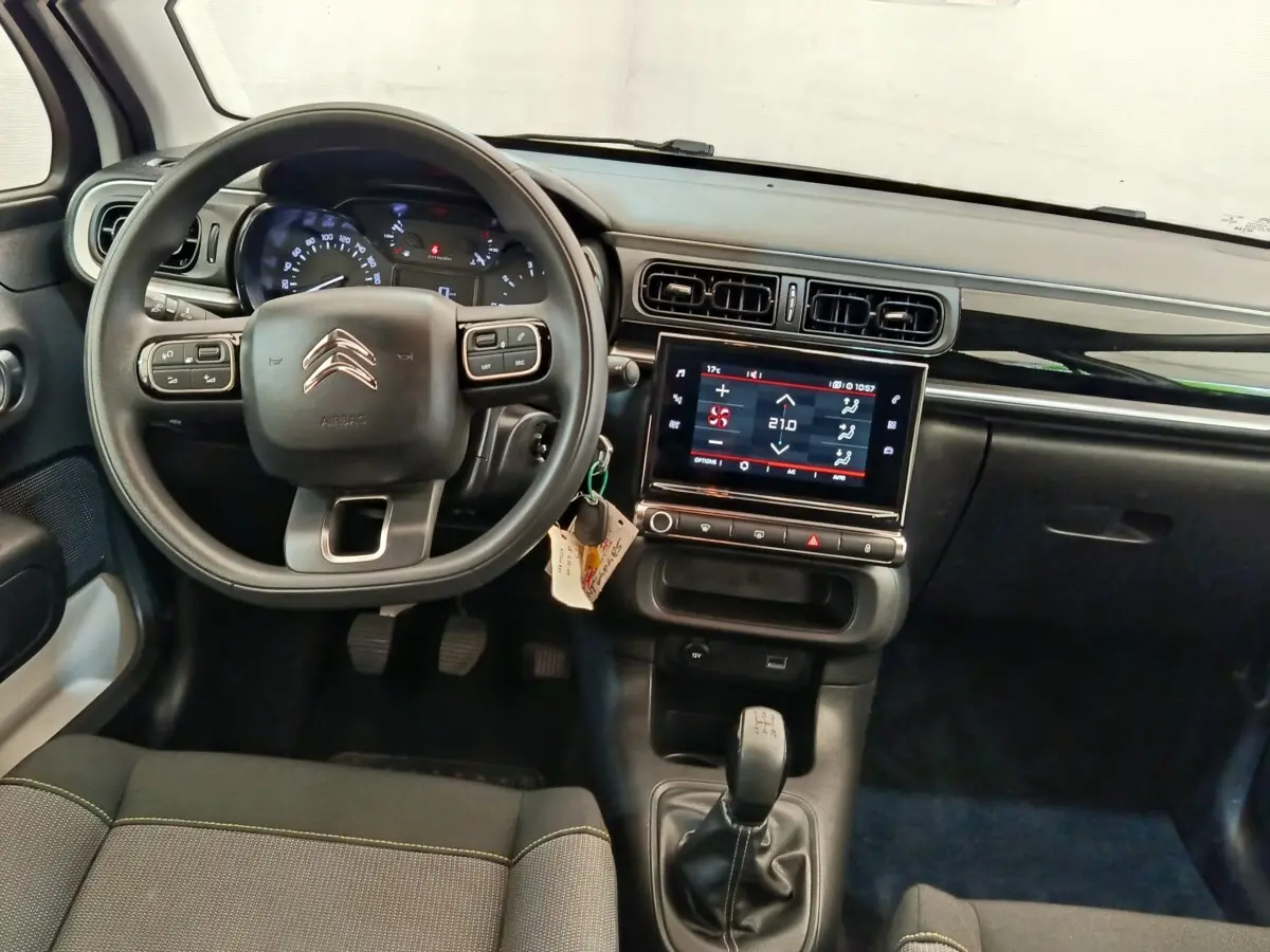 Vue intérieure avant de la Citroën C3 2022, volant multifonctions, écran tactile central et levier de vitesses manuel.