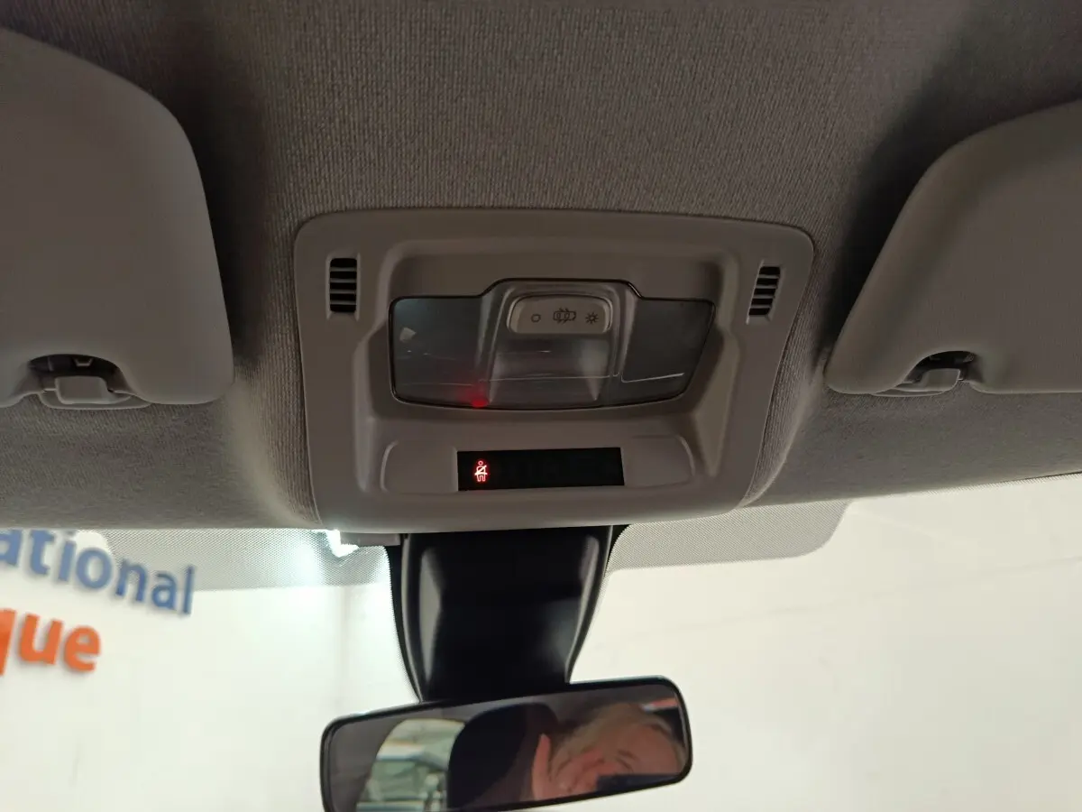 Vue intérieure du plafonnier et du rétroviseur central de la Citroën C3, avec témoin de ceinture allumé.