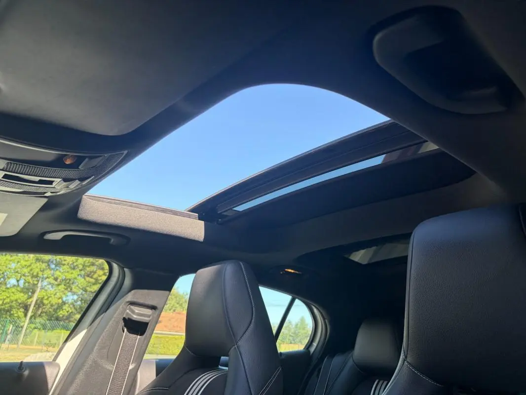Vue intérieure du toit ouvrant panoramique et des sièges avant en cuir noir du Mercedes GLA 220d White Art Edition 2017.