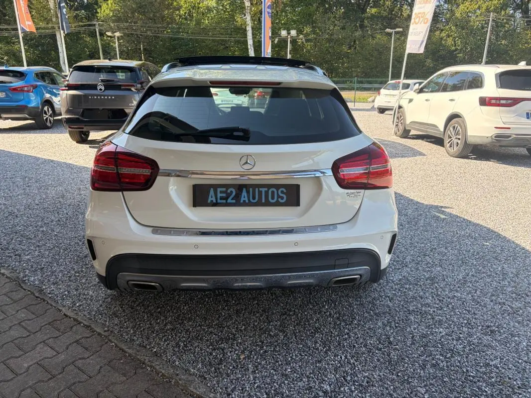 Vue arrière d’un Mercedes GLA 220d blanc, version White Art Edition, avec feux rouges et double sortie d’échappement.