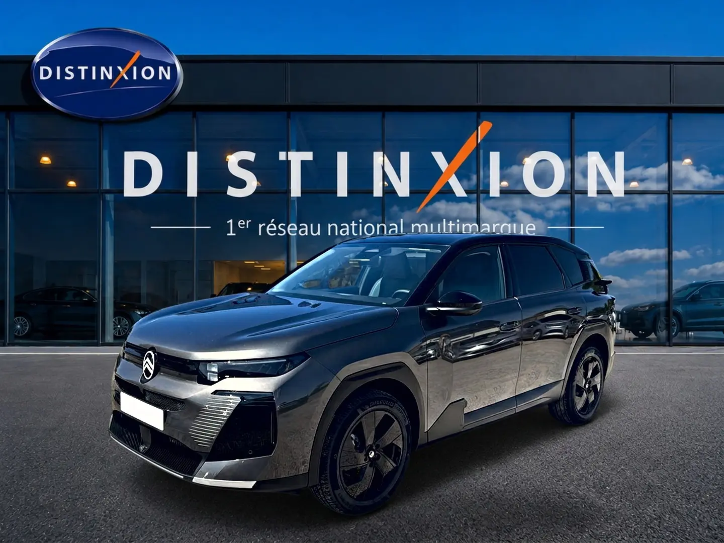 Vue 3/4 avant droite du Citroën C5 Aircross hybride gris platinium avec toit noir et jantes alliage 19 pouces.