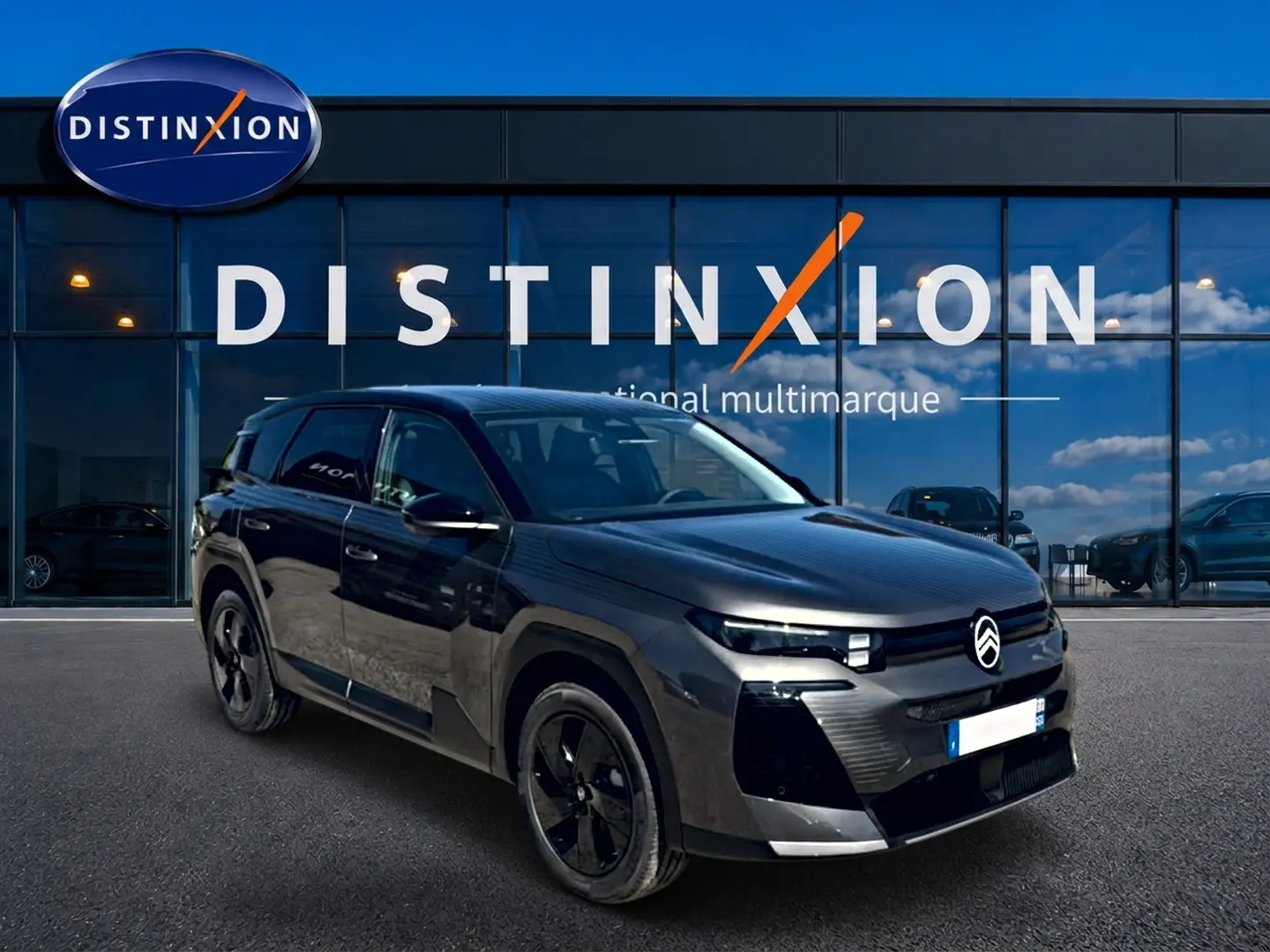 Citroën C5 Aircross hybride 2026 gris platinium vue 3/4 avant avec toit bi-ton noir et jantes alliage noires.