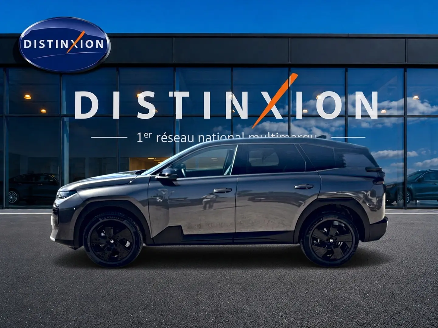 Profil côté gauche du Citroën C5 Aircross hybride 2026 gris platinium avec toit noir et jantes alliage noires.