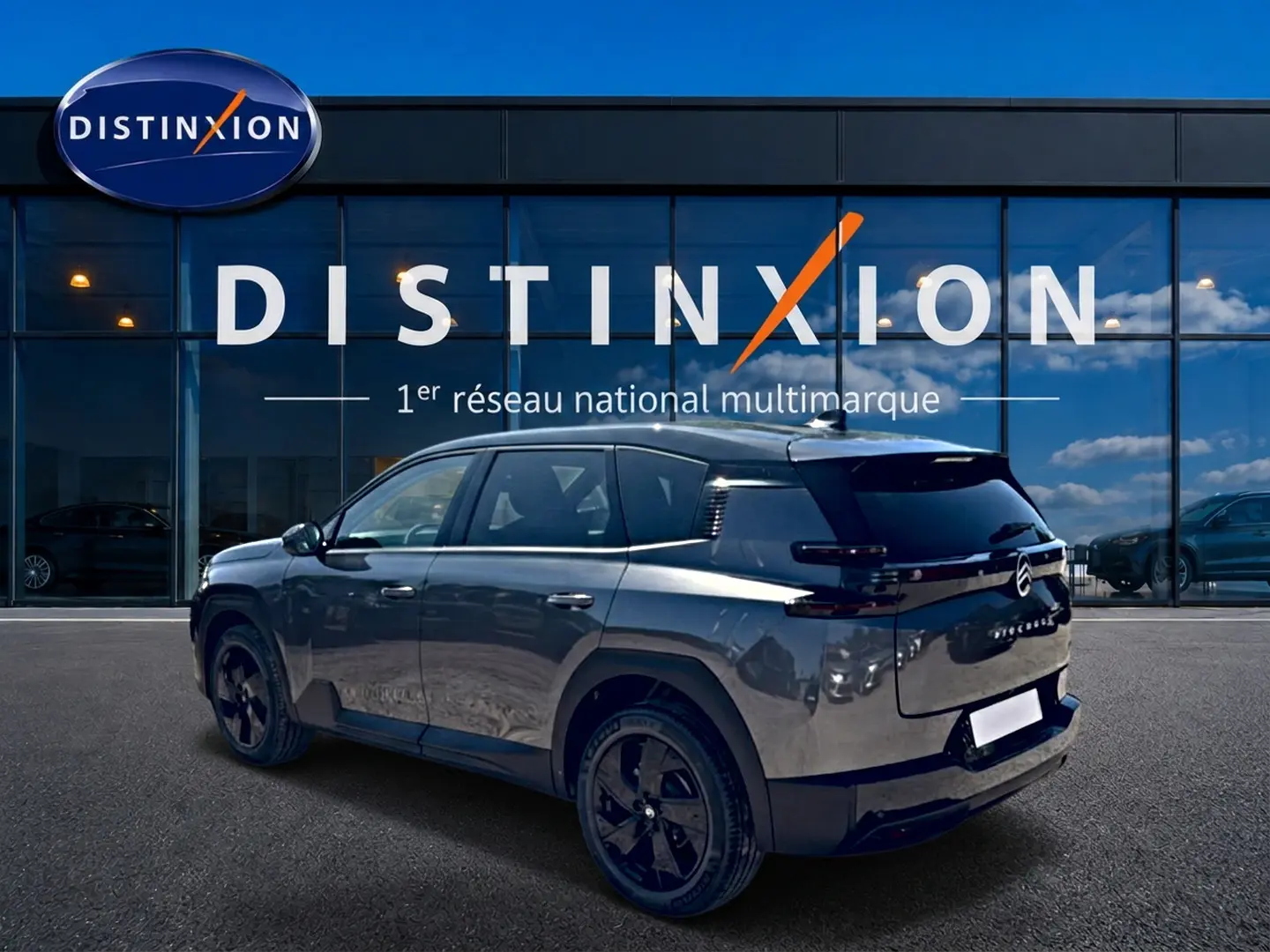 Citroën C5 Aircross gris platinium vue 3/4 arrière droit devant vitrine Distinxion avec toit noir.