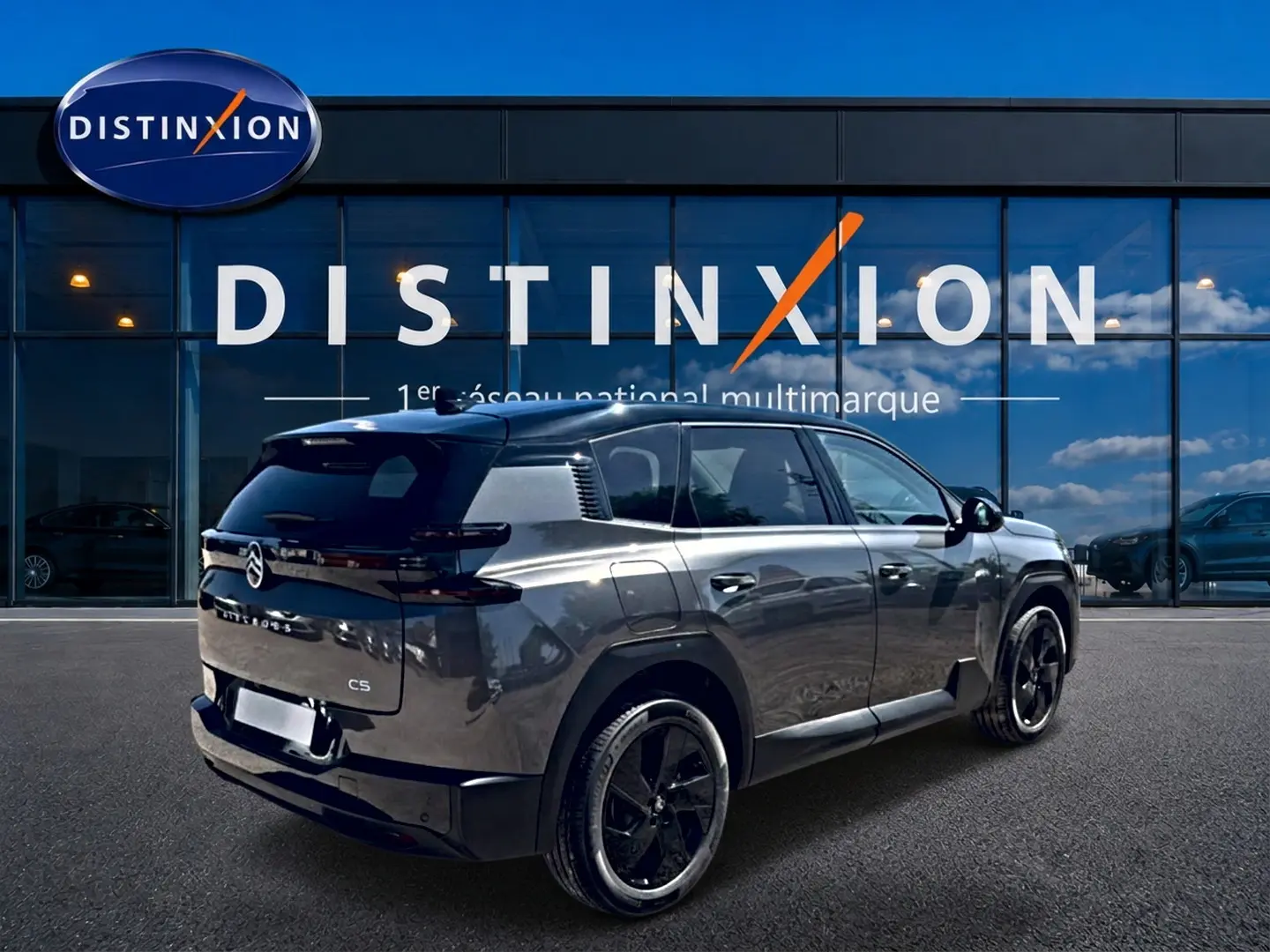 Vue 3/4 arrière droite du Citroën C5 Aircross gris platinium avec toit noir et jantes alliage noires.