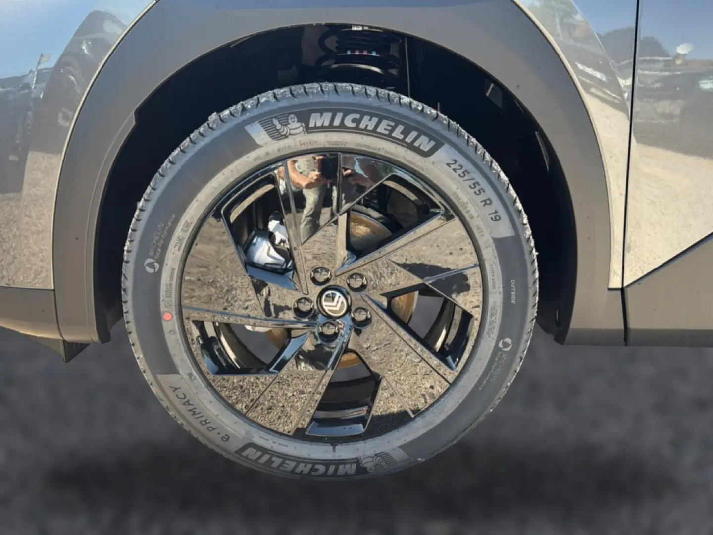 Gros plan sur la roue avant droite du Citroën C5 Aircross gris platinium avec jante alliage noire brillante de 19 pouces.