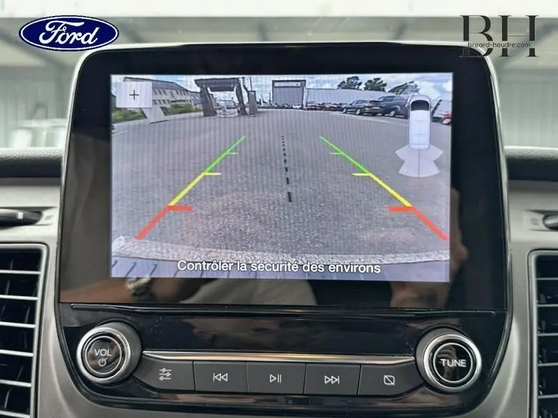 Affichage de la caméra de recul sur l'écran central du Ford Transit Custom blanc Glacier, avec guidage de trajectoire coloré.