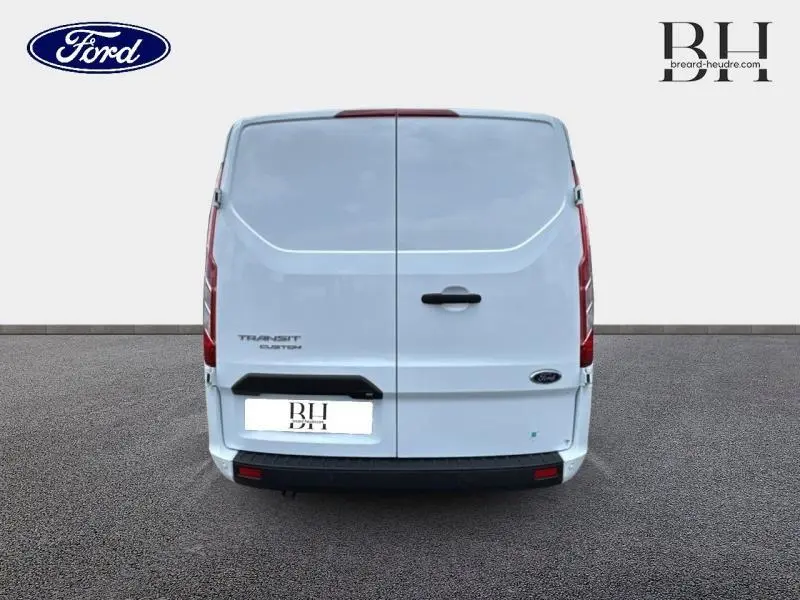 Vue arrière du Ford Transit Custom blanc glacier, montrant les portes battantes et les feux arrière verticaux.