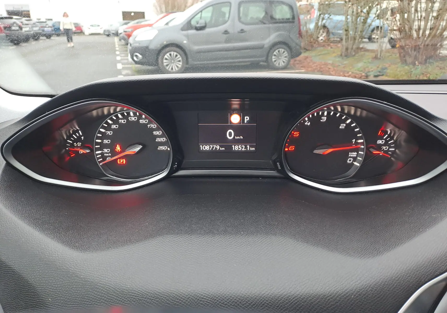 Tableau de bord de Peugeot 308 gris 2019 montrant les compteurs et l'écran central avec 108779 km au compteur.