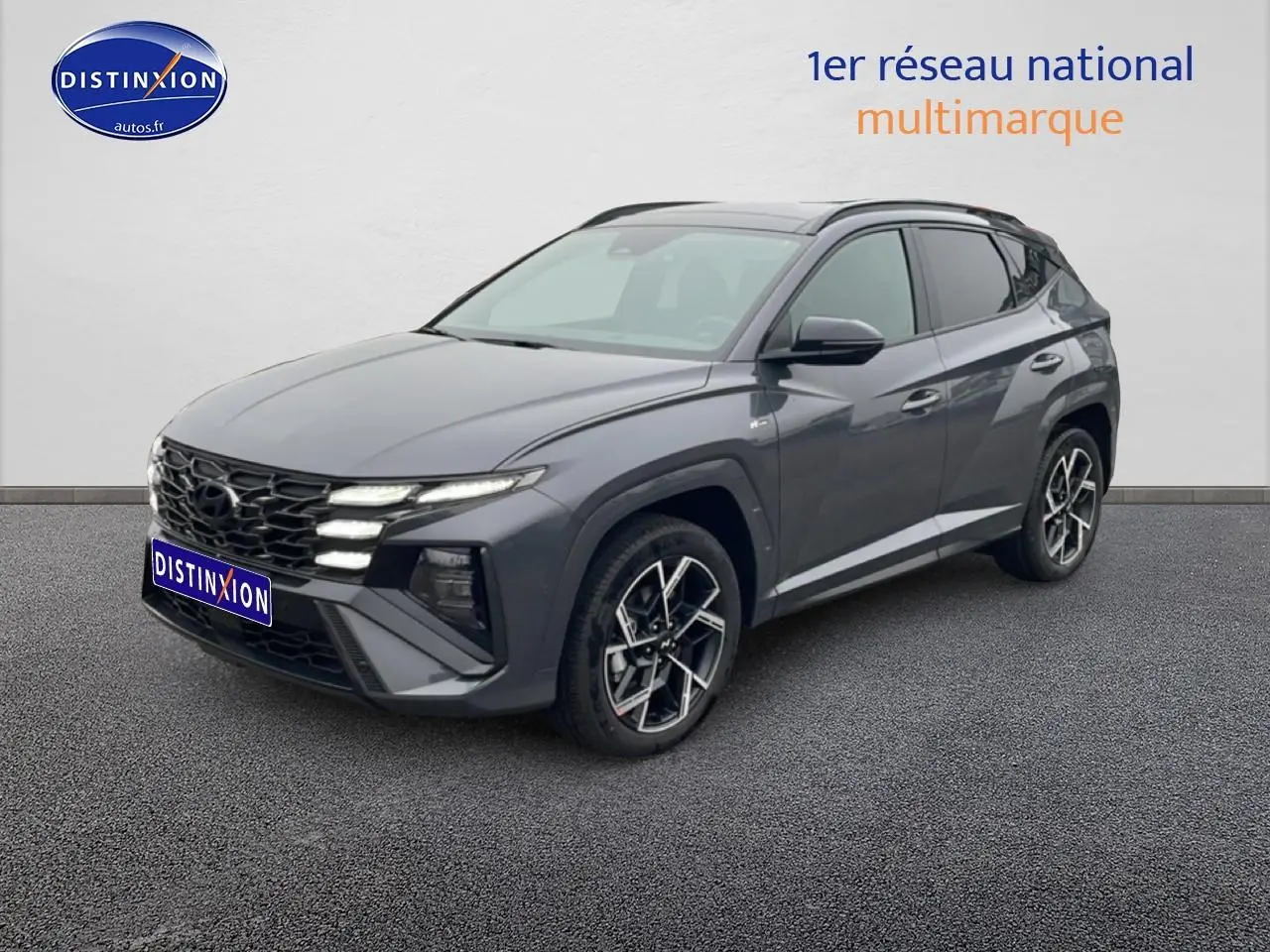 Hyundai Tucson 2025 gris ecotronique en 3/4 avant droit avec calandre N Line et jantes alliage 19 pouces.
