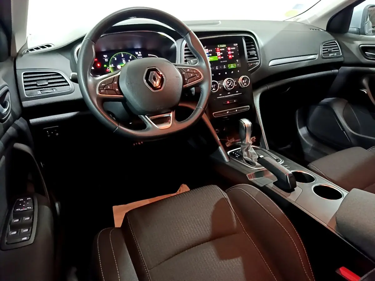 Vue intérieure côté conducteur de la Renault Mégane Business Blue dCi 115 EDC 2021, volant multifonctions et écran tactile central.