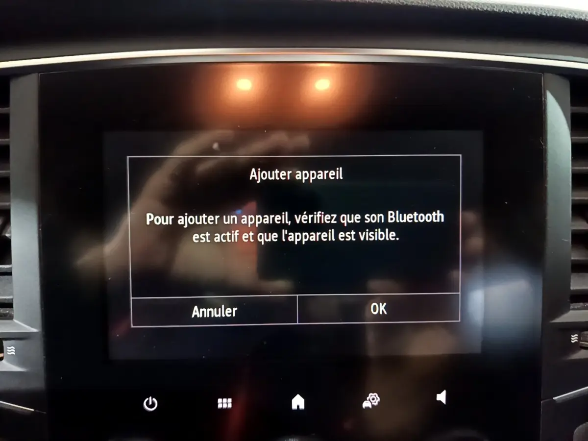 Écran tactile central de la Renault Mégane Business Blue dCi 115 gris clair affichant une demande d'ajout Bluetooth.