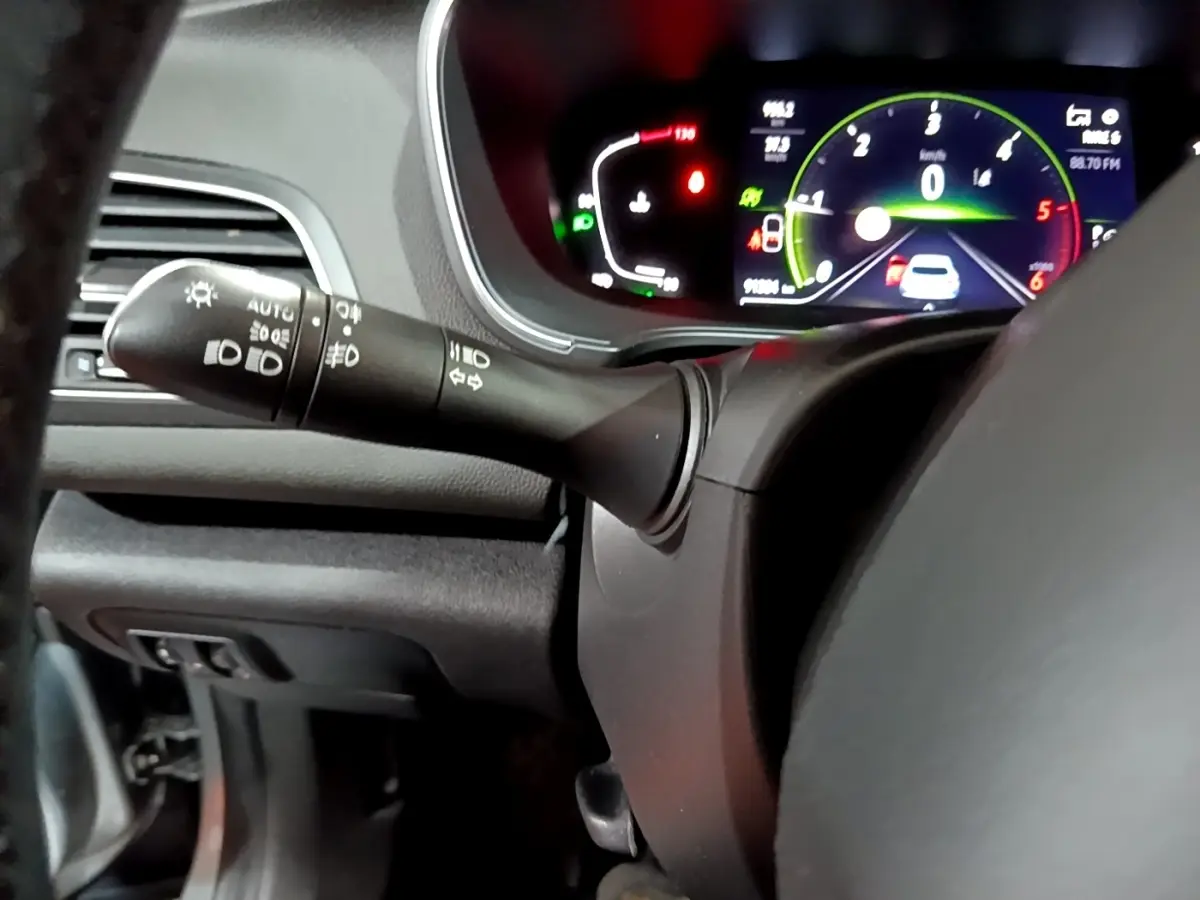 Vue rapprochée du tableau de bord et du volant noir de la Renault Mégane Business Blue dCi 115 EDC avec affichage numérique coloré.