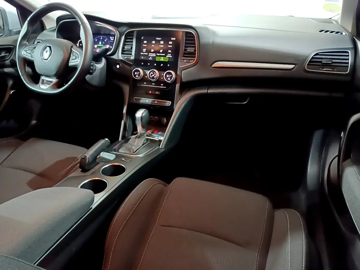 Vue intérieure avant droite de la Renault Mégane Business Blue dCi 115 EDC avec tableau de bord et écran tactile 7 pouces.