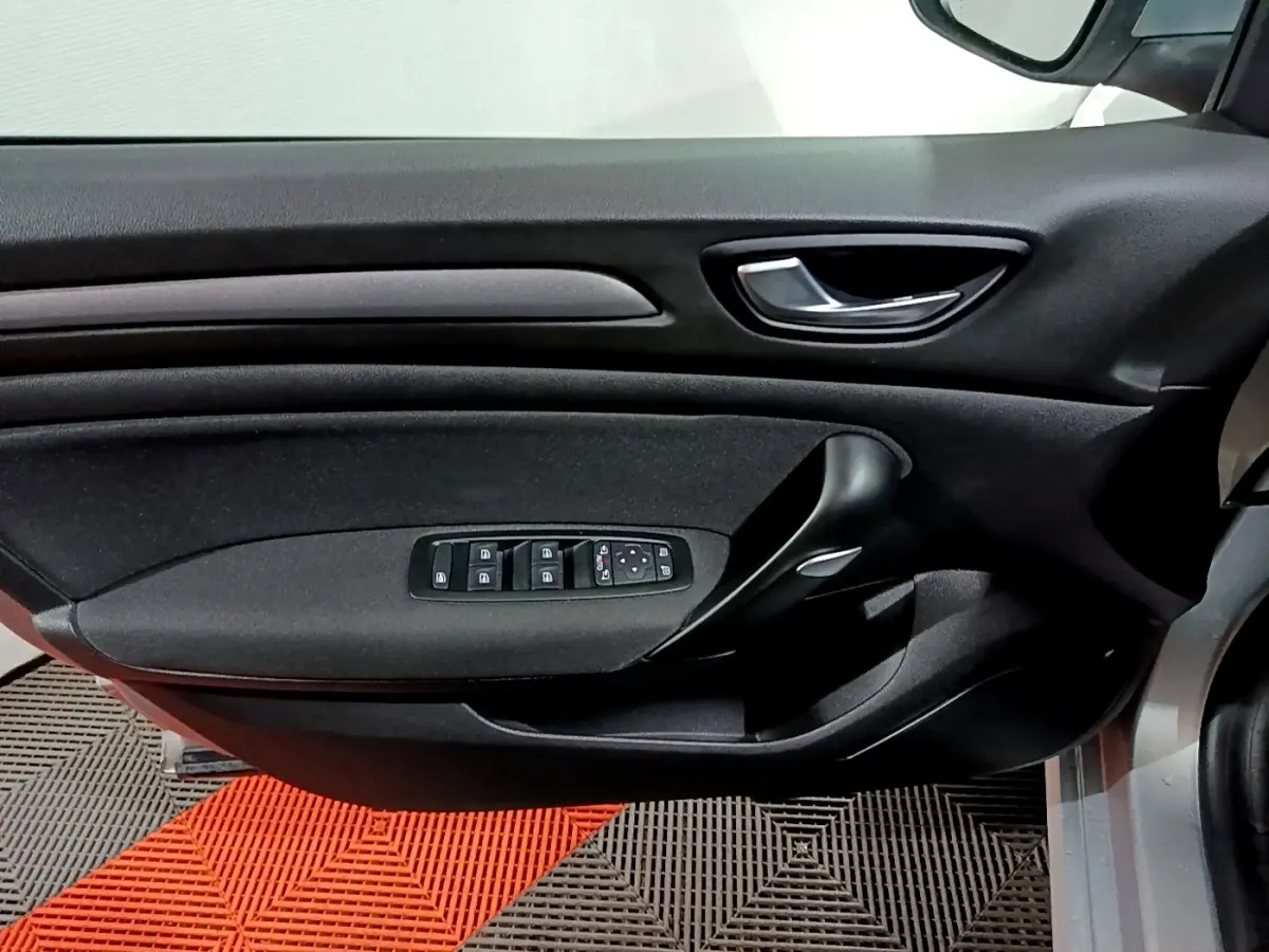 Porte côté conducteur noire de Renault Mégane Business Blue dCi 115 EDC 2021 avec commandes de vitres et rétroviseurs.