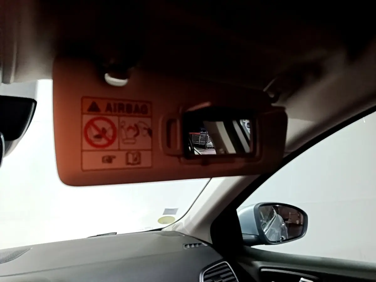 Intérieur de Renault Mégane Business Blue dCi 115 2021, vue côté passager avec pare-soleil beige et rétroviseur extérieur gris.