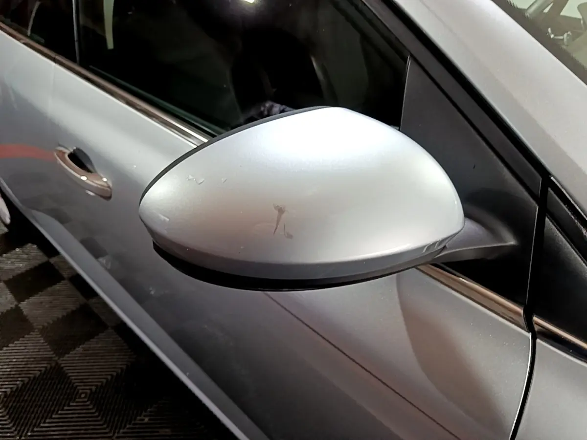 Rétroviseur côté gauche gris clair de Renault Mégane Business Blue dCi 115 EDC 2021, vue rapprochée sur porte.